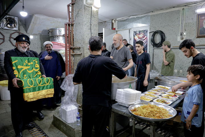 حضور کاروان خدام حرم مطهر رضوی در بیمارستان امام خمینی (ره) تهران