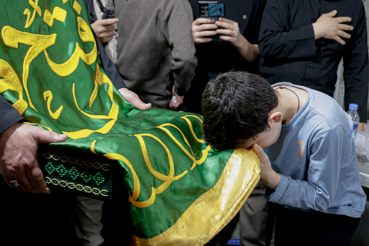 حضور کاروان خدام حرم مطهر رضوی در بیمارستان امام خمینی (ره) تهران
