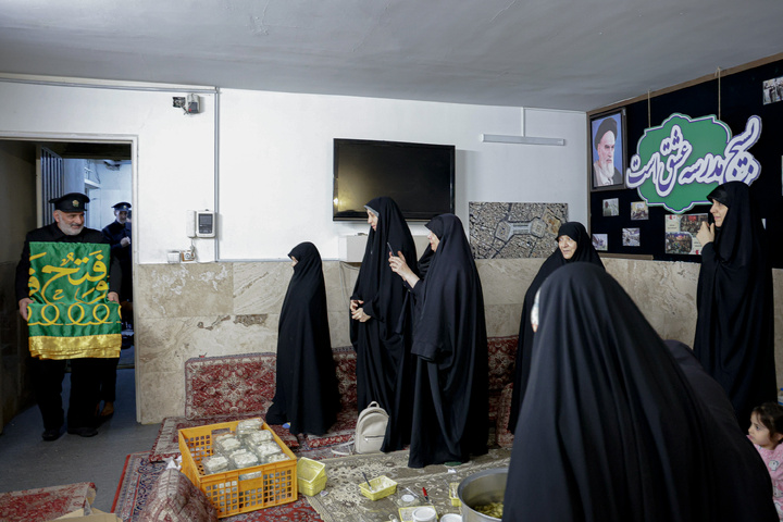 حضور کاروان خدام حرم مطهر رضوی در بیمارستان امام خمینی (ره) تهران