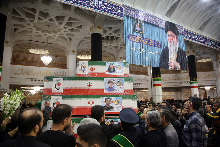 وداع با پیکر مطهر ۱۷ شهید حمله آمریکایی صهیونی به پردیسان قم در حرم مطهر