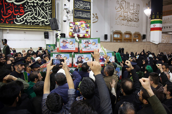 وداع با پیکر مطهر ۱۷ شهید حمله آمریکایی صهیونی به پردیسان قم در حرم مطهر