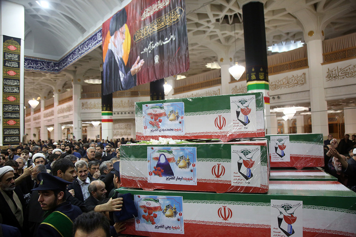 وداع با پیکر مطهر ۱۷ شهید حمله آمریکایی صهیونی به پردیسان قم در حرم مطهر