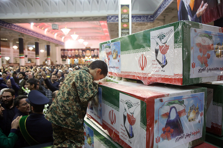 وداع با پیکر مطهر ۱۷ شهید حمله آمریکایی صهیونی به پردیسان قم در حرم مطهر