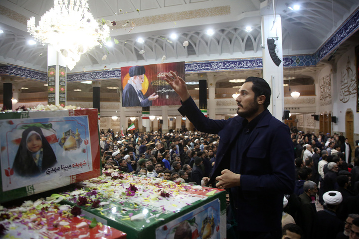 وداع با پیکر مطهر ۱۷ شهید حمله آمریکایی صهیونی به پردیسان قم در حرم مطهر