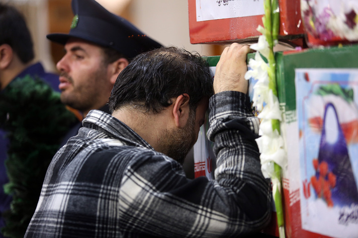 وداع با پیکر مطهر ۱۷ شهید حمله آمریکایی صهیونی به پردیسان قم در حرم مطهر