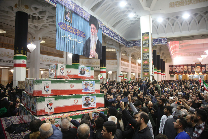 وداع با پیکر مطهر ۱۷ شهید حمله آمریکایی صهیونی به پردیسان قم در حرم مطهر