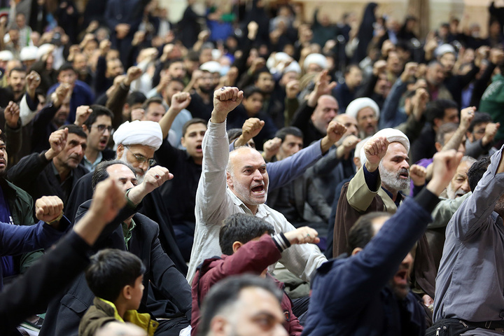 وداع با پیکر مطهر ۱۷ شهید حمله آمریکایی صهیونی به پردیسان قم در حرم مطهر