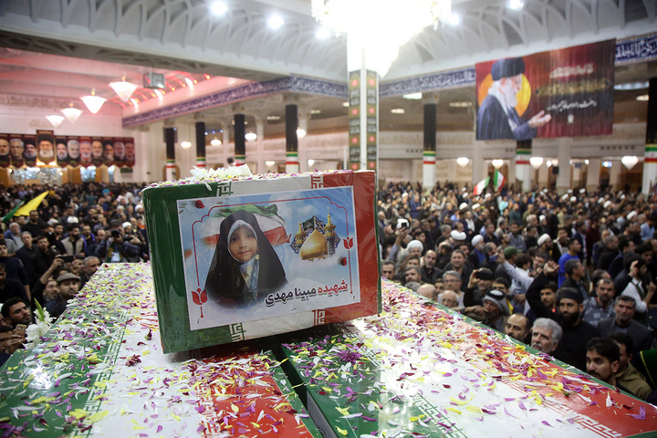 وداع با پیکر مطهر ۱۷ شهید حمله آمریکایی صهیونی به پردیسان قم در حرم مطهر