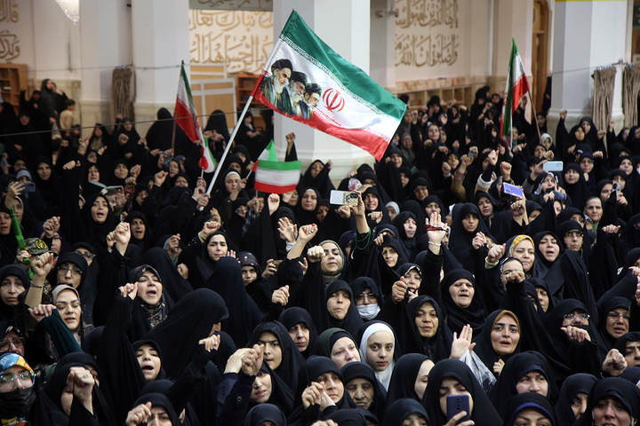 وداع با پیکر مطهر ۱۷ شهید حمله آمریکایی صهیونی به پردیسان قم در حرم مطهر