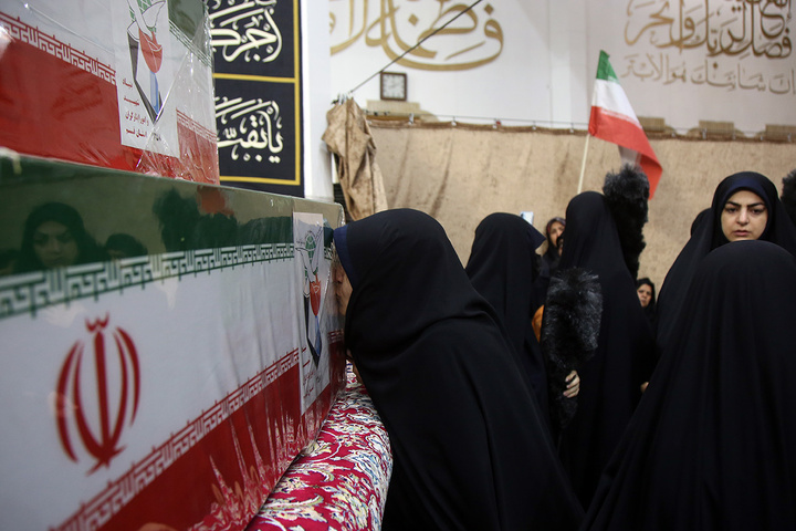 وداع با پیکر مطهر ۱۷ شهید حمله آمریکایی صهیونی به پردیسان قم در حرم مطهر