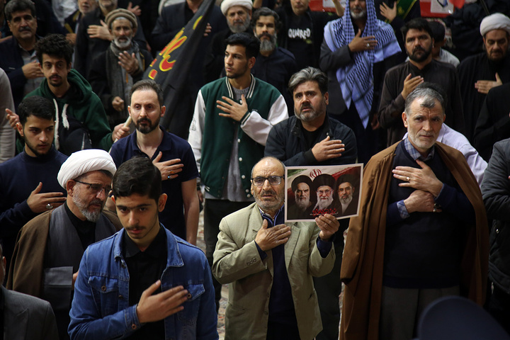 وداع با پیکر مطهر ۱۷ شهید حمله آمریکایی صهیونی به پردیسان قم در حرم مطهر