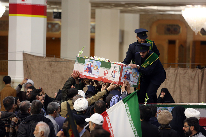 وداع با پیکر مطهر ۱۷ شهید حمله آمریکایی صهیونی به پردیسان قم در حرم مطهر