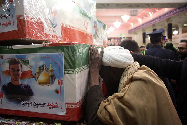 وداع با پیکر مطهر ۱۷ شهید حمله آمریکایی صهیونی به پردیسان قم در حرم مطهر