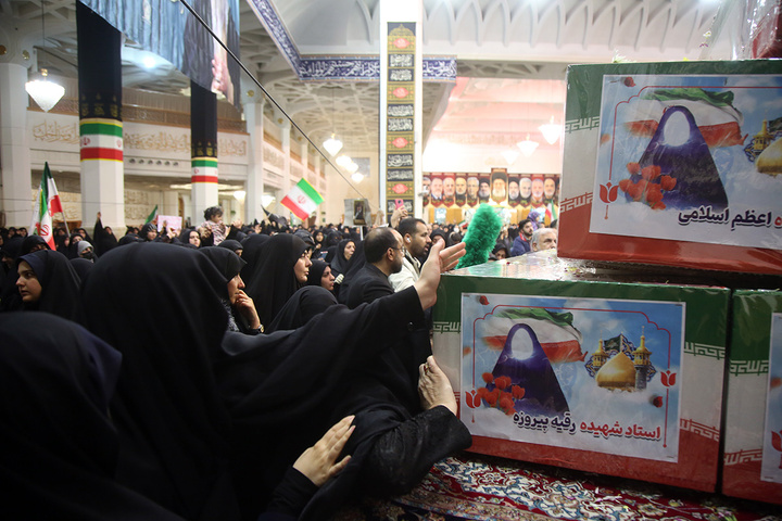 وداع با پیکر مطهر ۱۷ شهید حمله آمریکایی صهیونی به پردیسان قم در حرم مطهر