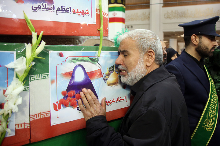 وداع با پیکر مطهر ۱۷ شهید حمله آمریکایی صهیونی به پردیسان قم در حرم مطهر