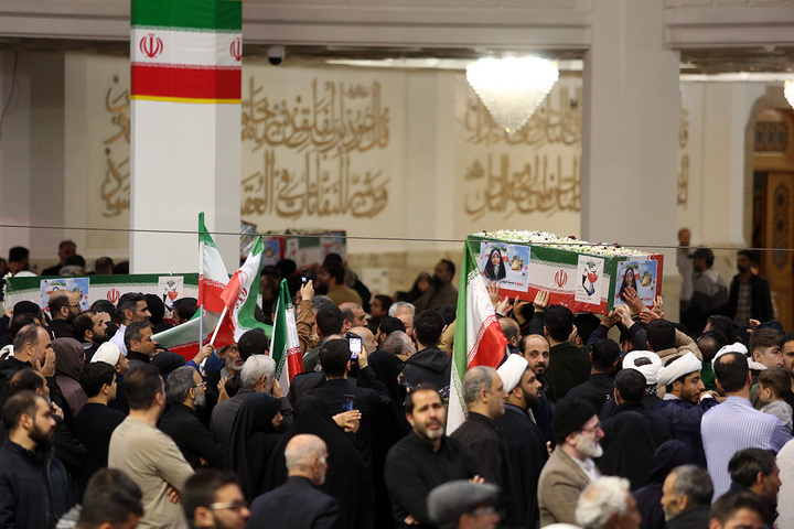 وداع با پیکر مطهر ۱۷ شهید حمله آمریکایی صهیونی به پردیسان قم در حرم مطهر