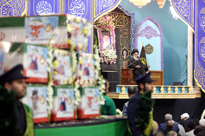 وداع با پیکر مطهر ۱۷ شهید حمله آمریکایی صهیونی به پردیسان قم در حرم مطهر