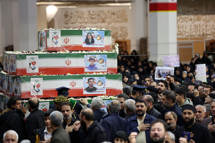 وداع با پیکر مطهر ۱۷ شهید حمله آمریکایی صهیونی به پردیسان قم در حرم مطهر