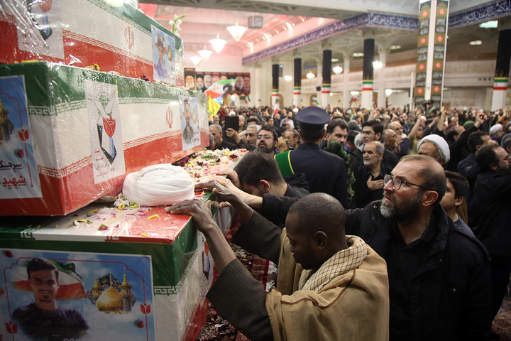 وداع با پیکر مطهر ۱۷ شهید حمله آمریکایی صهیونی به پردیسان قم در حرم مطهر