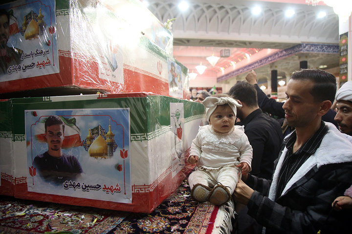 وداع با پیکر مطهر ۱۷ شهید حمله آمریکایی صهیونی به پردیسان قم در حرم مطهر