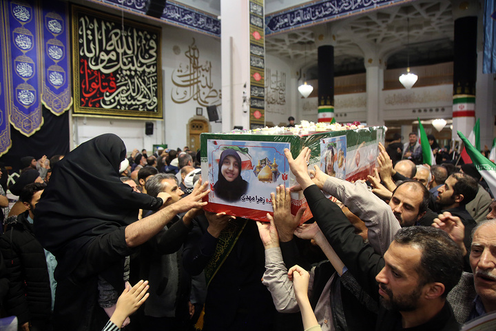 وداع با پیکر مطهر ۱۷ شهید حمله آمریکایی صهیونی به پردیسان قم در حرم مطهر