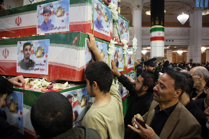 وداع با پیکر مطهر ۱۷ شهید حمله آمریکایی صهیونی به پردیسان قم در حرم مطهر