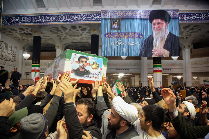 وداع با پیکر مطهر ۱۷ شهید حمله آمریکایی صهیونی به پردیسان قم در حرم مطهر