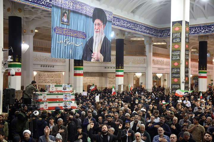 وداع با پیکر مطهر ۱۷ شهید حمله آمریکایی صهیونی به پردیسان قم در حرم مطهر