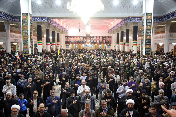 وداع با پیکر مطهر ۱۷ شهید حمله آمریکایی صهیونی به پردیسان قم در حرم مطهر