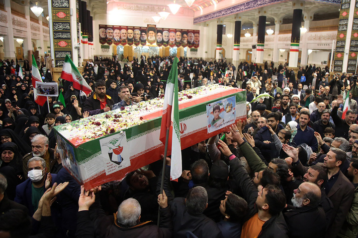 وداع با پیکر مطهر ۱۷ شهید حمله آمریکایی صهیونی به پردیسان قم در حرم مطهر