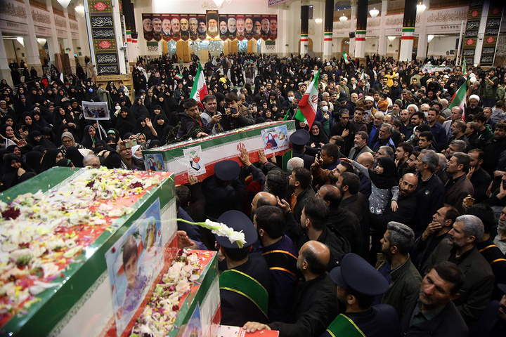 وداع با پیکر مطهر ۱۷ شهید حمله آمریکایی صهیونی به پردیسان قم در حرم مطهر