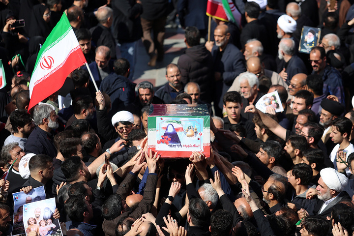 تشییع پیکر شهدای حمله آمریکایی صهیونی به پردیسان قم در حرم مطهر