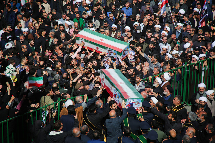 تشییع پیکر شهدای حمله آمریکایی صهیونی به پردیسان قم در حرم مطهر