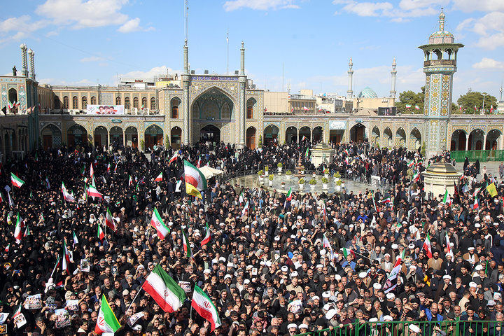 تشییع پیکر شهدای حمله آمریکایی صهیونی به پردیسان قم در حرم مطهر