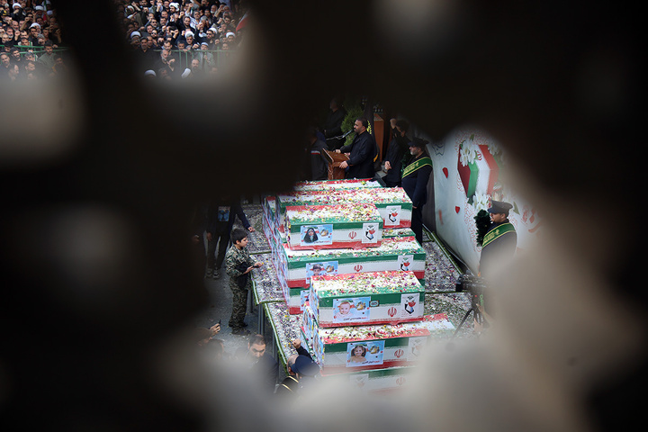 تشییع پیکر شهدای حمله آمریکایی صهیونی به پردیسان قم در حرم مطهر