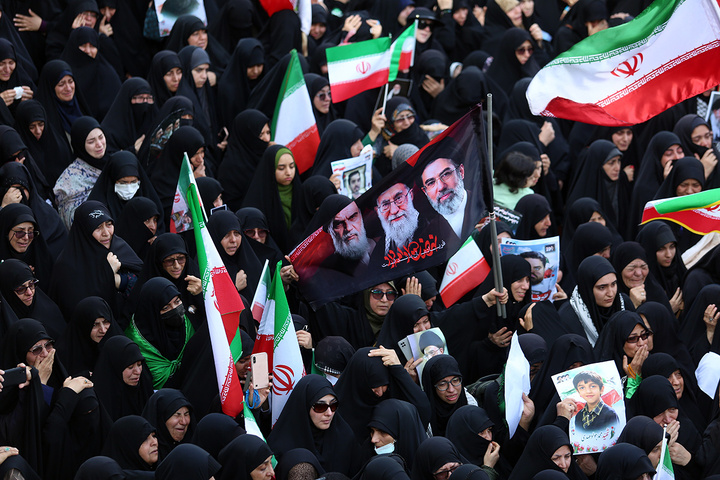 تشییع پیکر شهدای حمله آمریکایی صهیونی به پردیسان قم در حرم مطهر