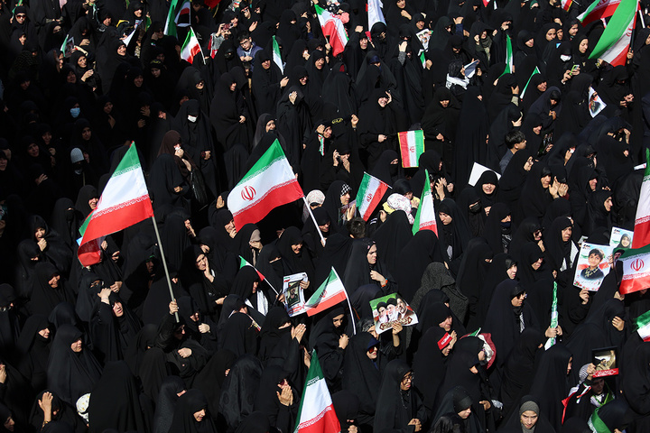 تشییع پیکر شهدای حمله آمریکایی صهیونی به پردیسان قم در حرم مطهر