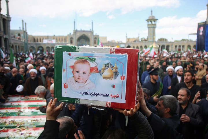 تشییع پیکر شهدای حمله آمریکایی صهیونی به پردیسان قم در حرم مطهر