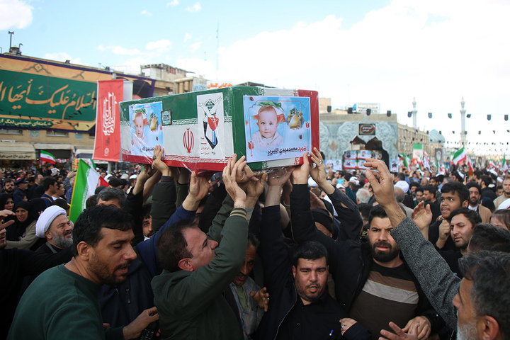 تشییع پیکر شهدای حمله آمریکایی صهیونی به پردیسان قم در حرم مطهر