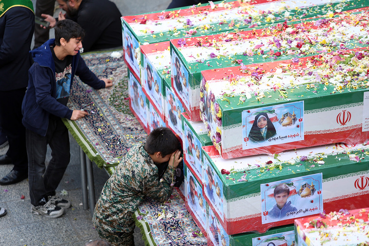 تشییع پیکر شهدای حمله آمریکایی صهیونی به پردیسان قم در حرم مطهر