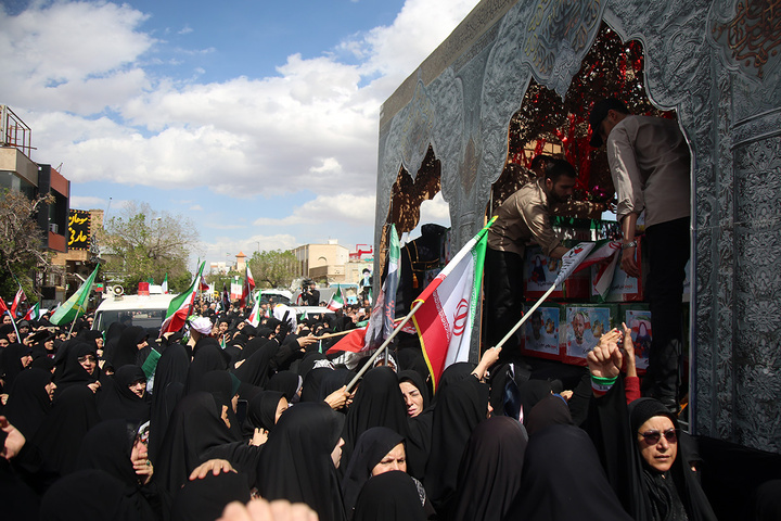 تشییع پیکر شهدای حمله آمریکایی صهیونی به پردیسان قم در حرم مطهر