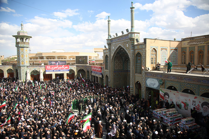 تشییع پیکر شهدای حمله آمریکایی صهیونی به پردیسان قم در حرم مطهر