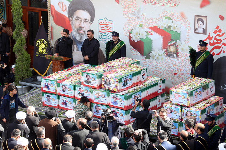 تشییع پیکر شهدای حمله آمریکایی صهیونی به پردیسان قم در حرم مطهر