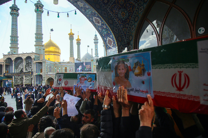 تشییع پیکر شهدای حمله آمریکایی صهیونی به پردیسان قم در حرم مطهر