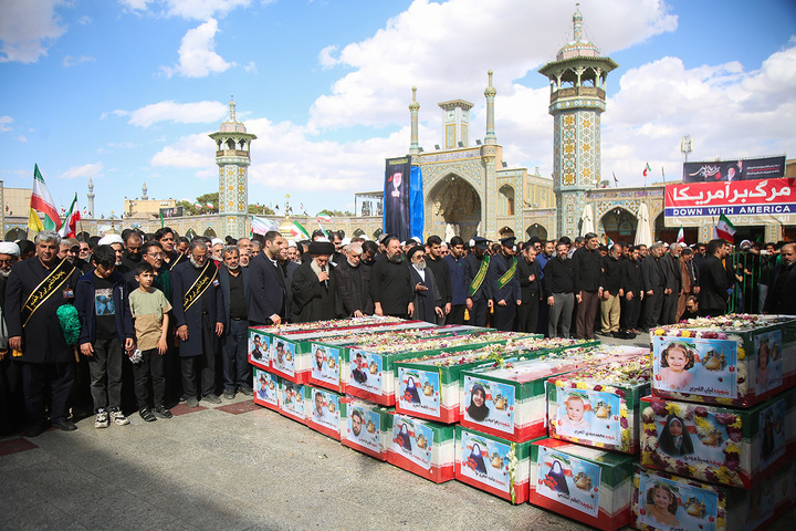 تشییع پیکر شهدای حمله آمریکایی صهیونی به پردیسان قم در حرم مطهر