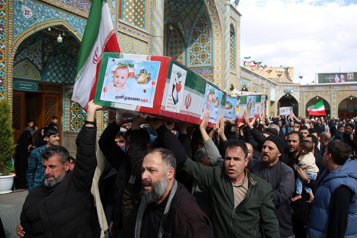 تشییع پیکر شهدای حمله آمریکایی صهیونی به پردیسان قم در حرم مطهر