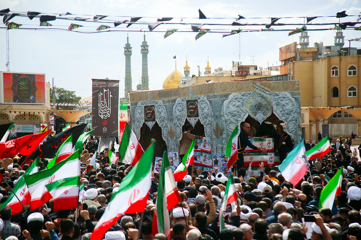 تشییع پیکر شهدای حمله آمریکایی صهیونی به پردیسان قم در حرم مطهر