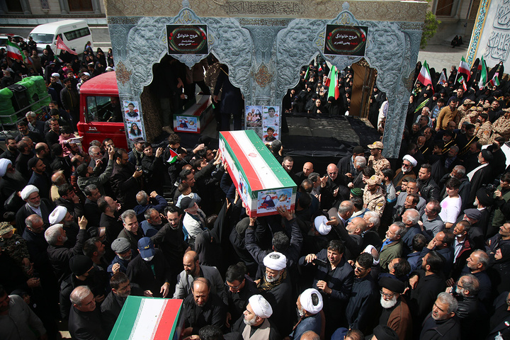 تشییع پیکر شهدای حمله آمریکایی صهیونی به پردیسان قم در حرم مطهر