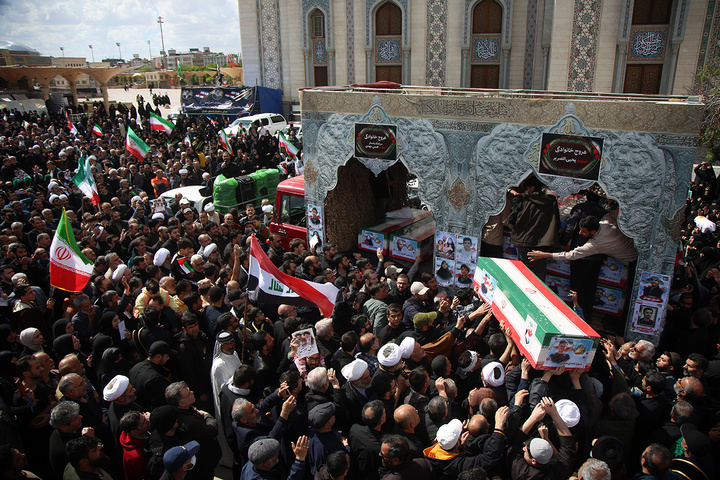 تشییع پیکر شهدای حمله آمریکایی صهیونی به پردیسان قم در حرم مطهر