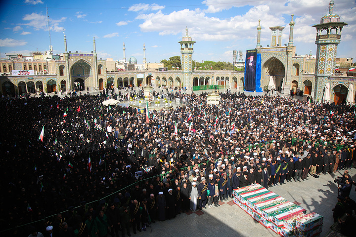 تشییع پیکر شهدای حمله آمریکایی صهیونی به پردیسان قم در حرم مطهر
